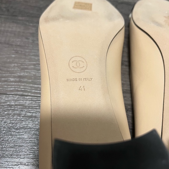 Like New Chanel Heels Beige and Black with pearls - Picture 3 of 13